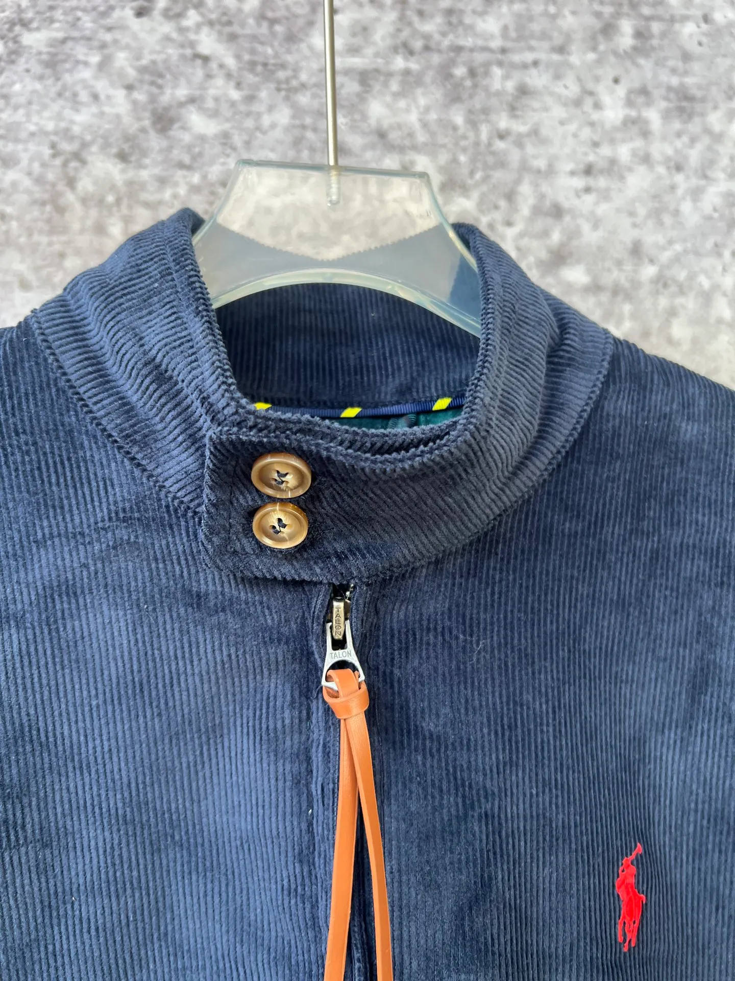 P330 Ralph Lauren autumn old-money style unisex Harrington corduroy jacket. The upper body of major celebrities and Internet celebrities is the same. The short and wide version of the corduroy fabric upper body is soft and comfortable. The inner plaid fabric is made of customized rental accessories and fine workmanship.